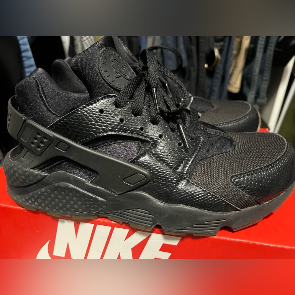 Black Nike huaraches snake, print